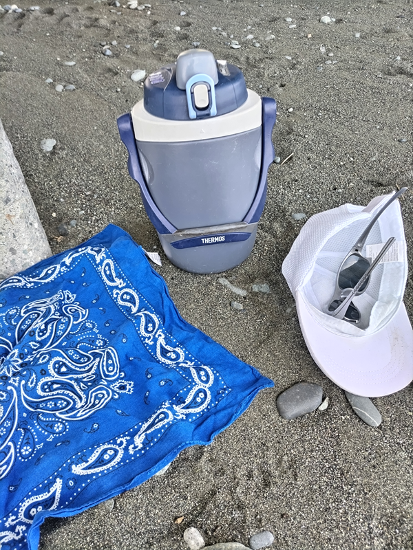 元引籠りが仕事中に必要だった水筒と帽子とサングラスとバンダナ