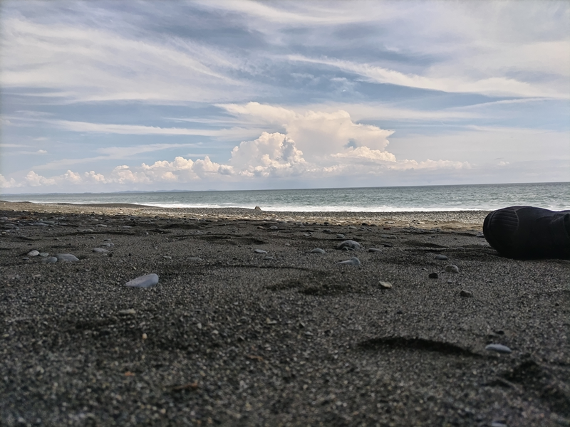 ひきこもりだった齋藤健一の足先と海の風景