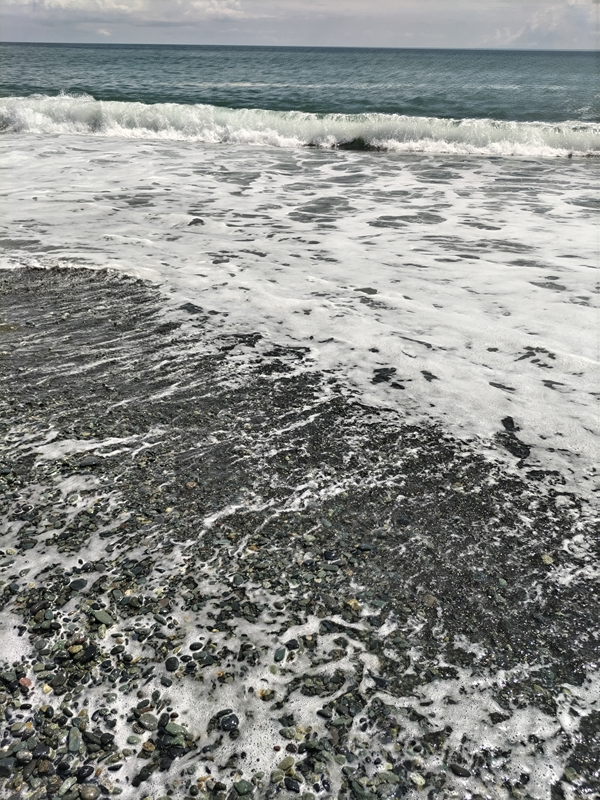引きこもりを脱して海岸清掃をしている時に撮影した二宮町の海と波