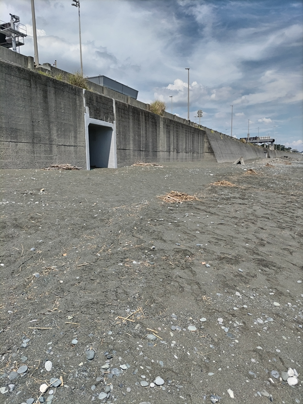 越地海岸を清掃する元ひきこもりの齋藤健一が撮影した風景