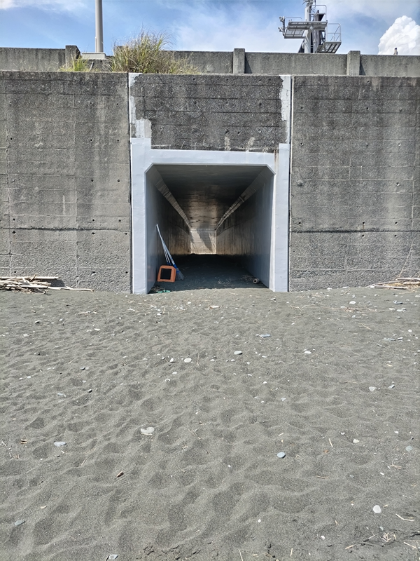 ひきこもりだったが海岸清掃をしている途中の齋藤健一が撮影した越地海岸の出入り口