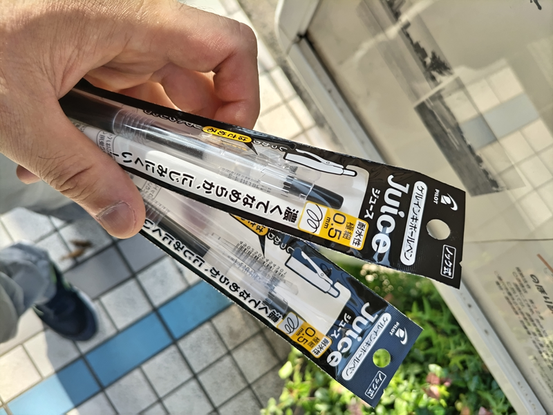 ニートひきこもりから脱する為にメモ用途で購入した黒いボールペン二本