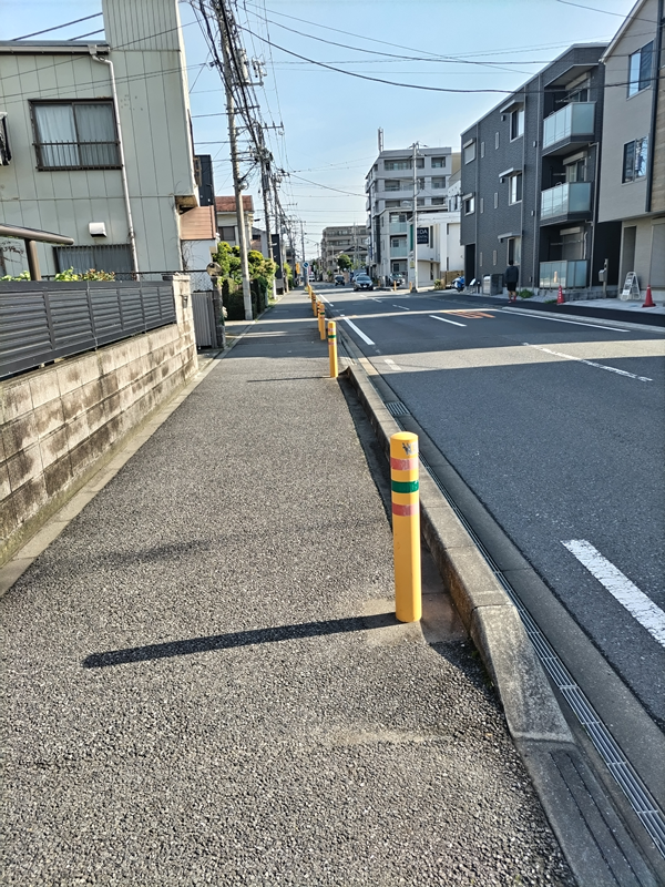 ニートひきこもりから脱した出勤初日の朝、快晴の道路の様子