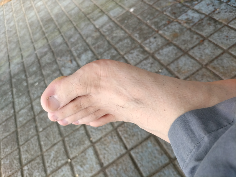 ニートひきこもりから脱した出勤初日の昼休みにて、靴下を脱いだ後の足