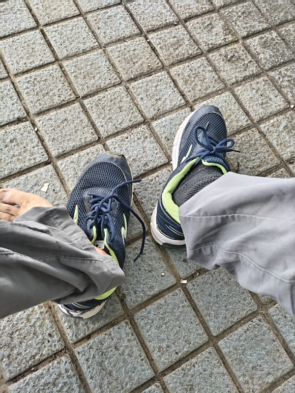 ひきこもり脱出初日の就労日にて、使い古したスニーカー