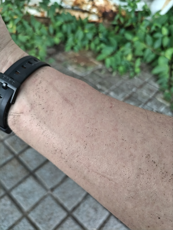 ニートひきこもりから脱して働き出した初日、右腕が砂塗れになってしまった様子