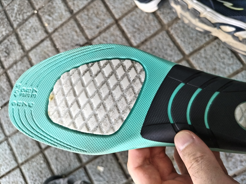 ひきこもりニートを止めて働き出した初日の、靴の中に敷いていた、砂塗れになったインソール