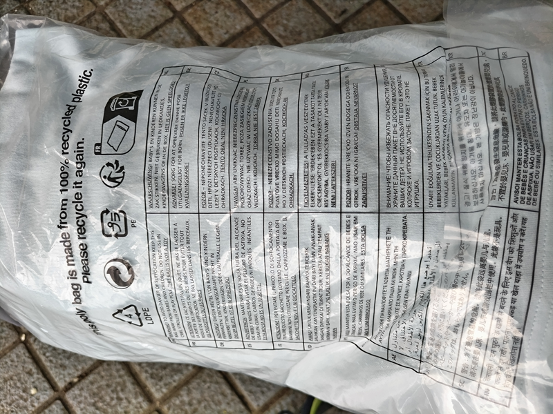 ニートひきこもりから抜け出して働き出した【かながわ海岸美化財団】支給のTシャツの裏に書かれた、各国の言語による説明文