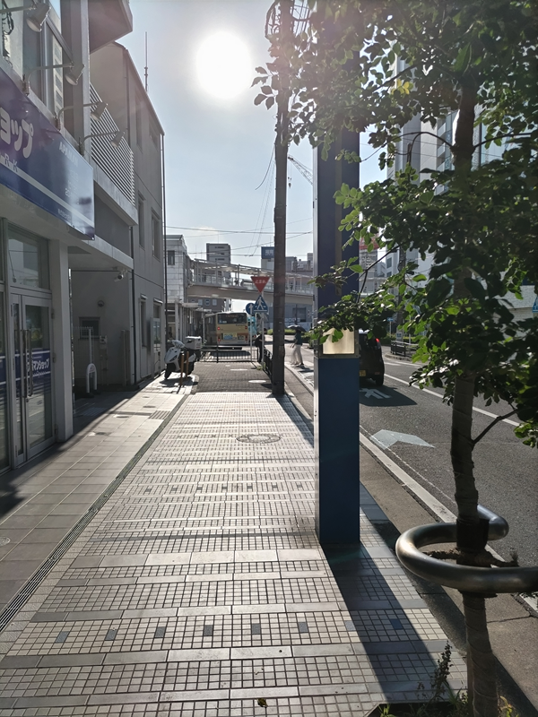 ひきこもりから脱して出勤初日の辻堂駅付近の歩道