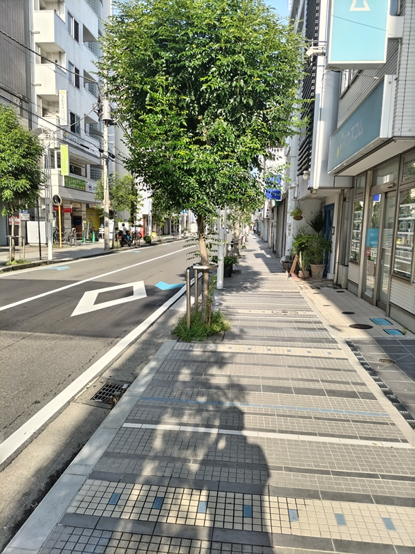 ニートひきこもりから脱した初日の出勤日の朝の辻堂駅付近の道路