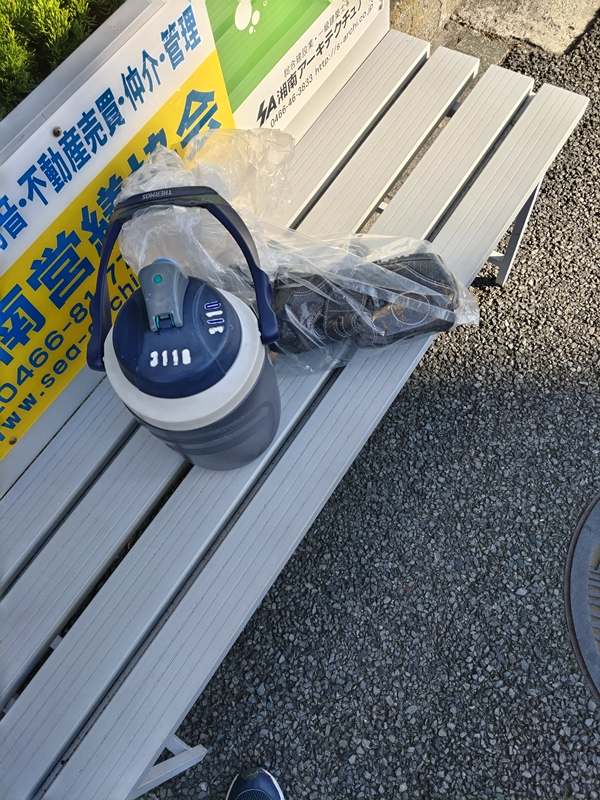 元引籠りが毎朝持参していたでかい水筒と袋に入った作業靴