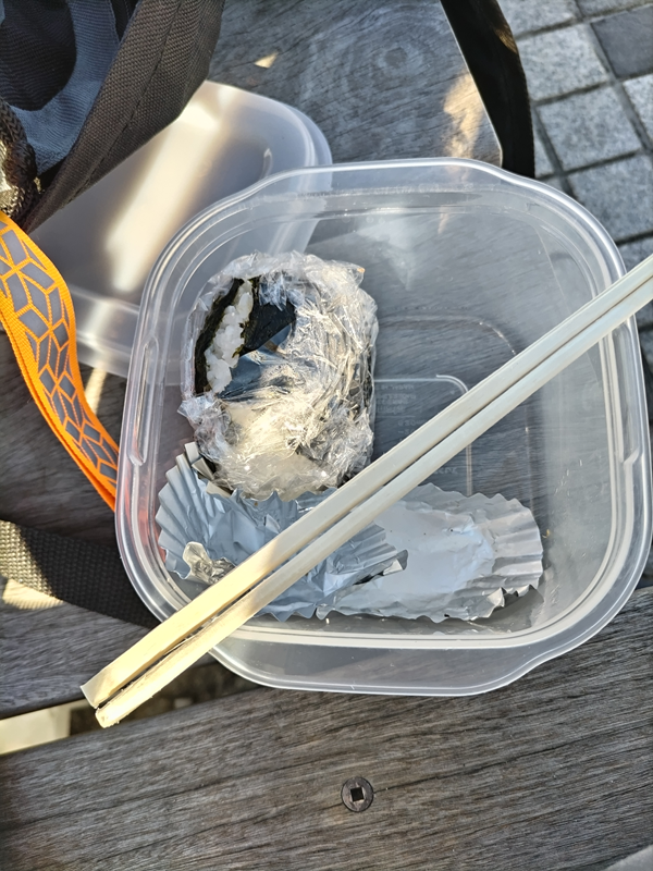 元引籠りの齋藤健一が食べていた弁当のおにぎり