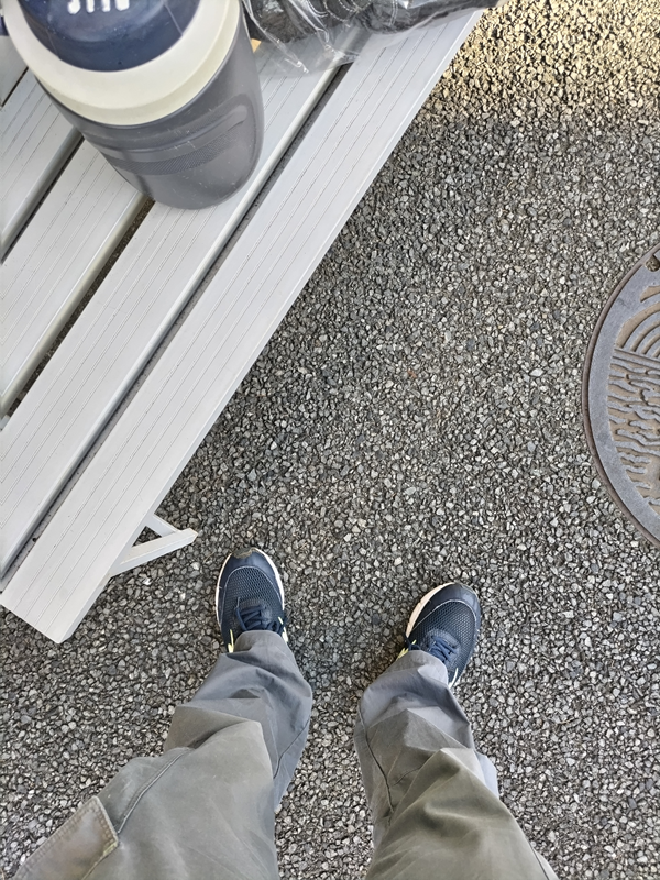 元引籠りが毎朝座るバス停前のベンチ