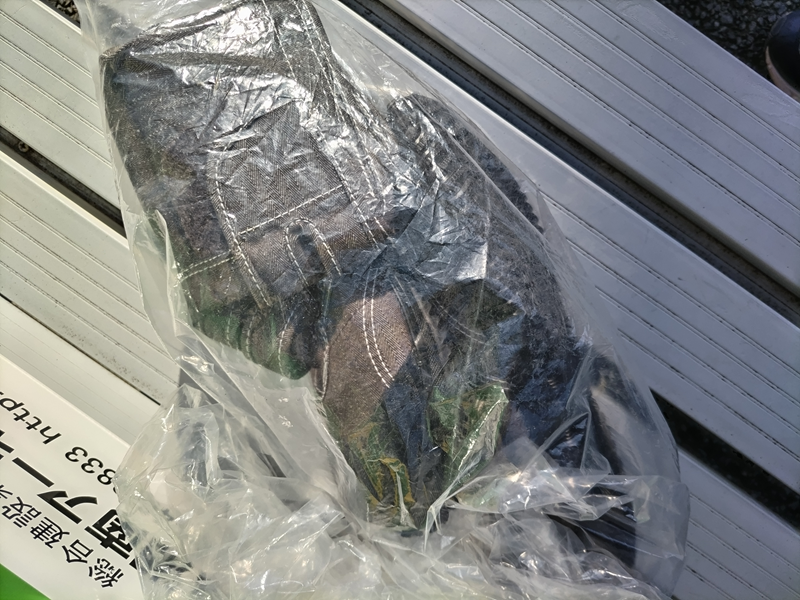 元引籠りが履いていたビニール袋に入れられた作業靴