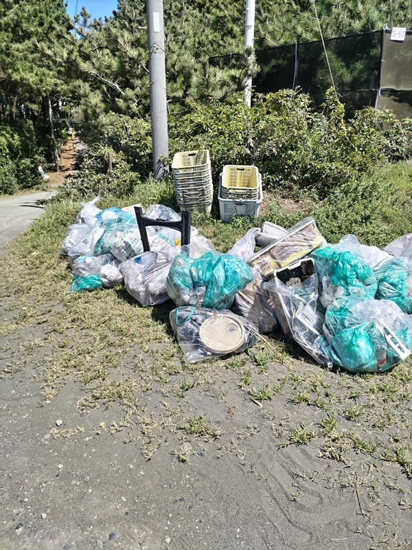 元ニートの齋藤健一が撮影した平塚ビーチセンター横の袋詰めされたゴミ類