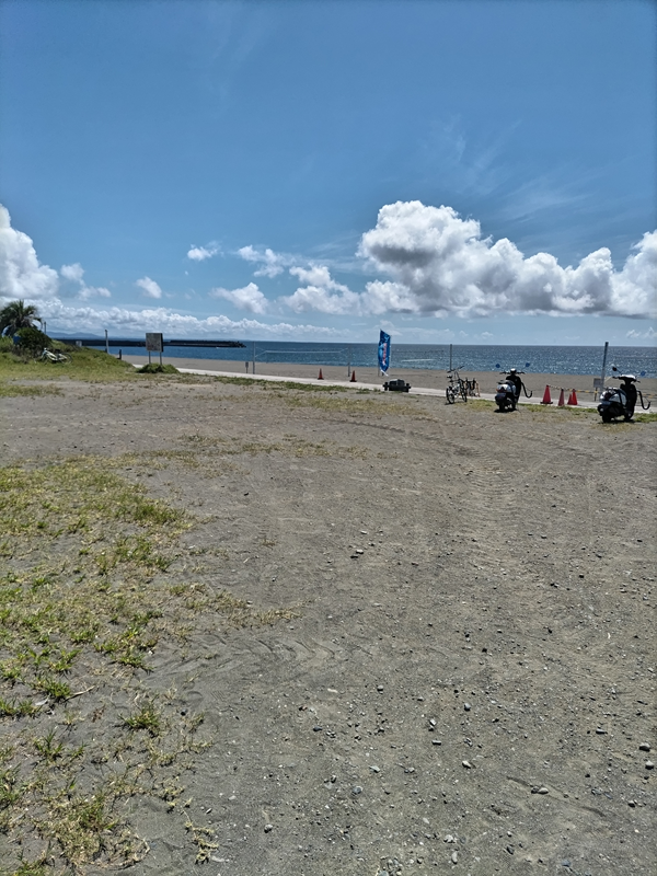 元引籠りニートの齋藤健一撮影の平塚ビーチセンター横の駐車場に停まった原付