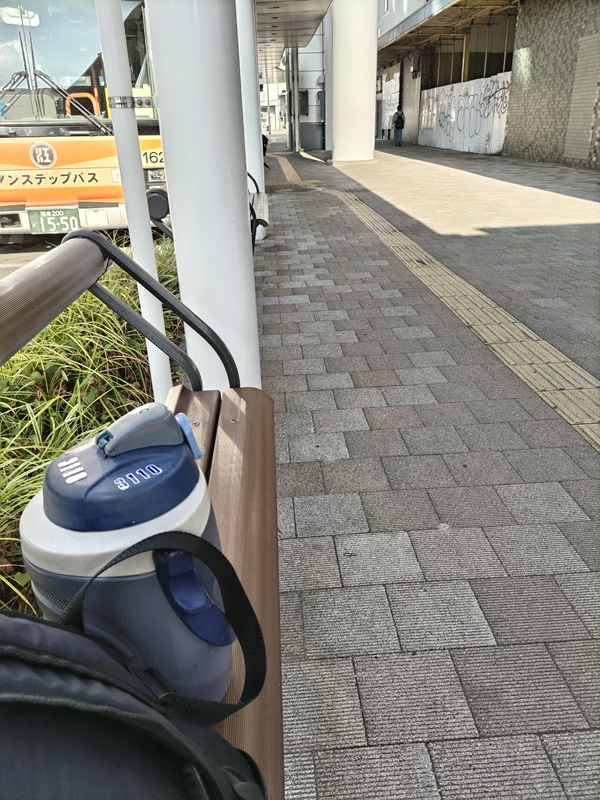 ひきこもりニートから脱して出勤二日目の朝、辻堂駅前のバス停にあるベンチ