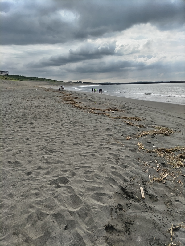 　ひきこもりニートから脱して海岸清掃作業員になって二日目の、清掃現場となった平塚市の砂浜の様子