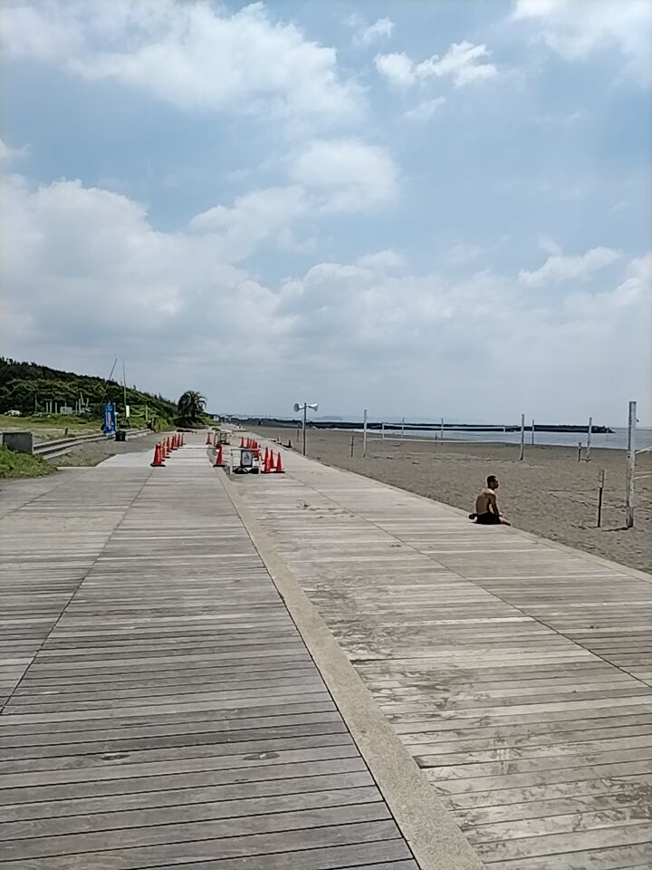 働き出しているので最早ニートでもひきこもりでもない俺が、湘南平塚ビーチセンターの前の床から茅ケ崎方向【東京方面】を撮影した様子