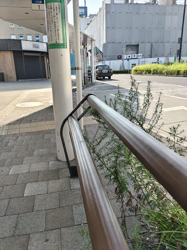 ひきこもりニートから脱出して二日目の出勤日の、早朝のＪＲ辻堂駅前の金属製の特殊なベンチ