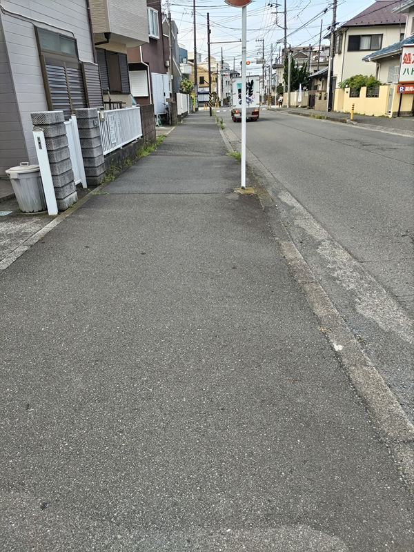 ひきこもりニート状態から脱して二日目の、早朝六時台に辻堂の歩道を歩いている様子