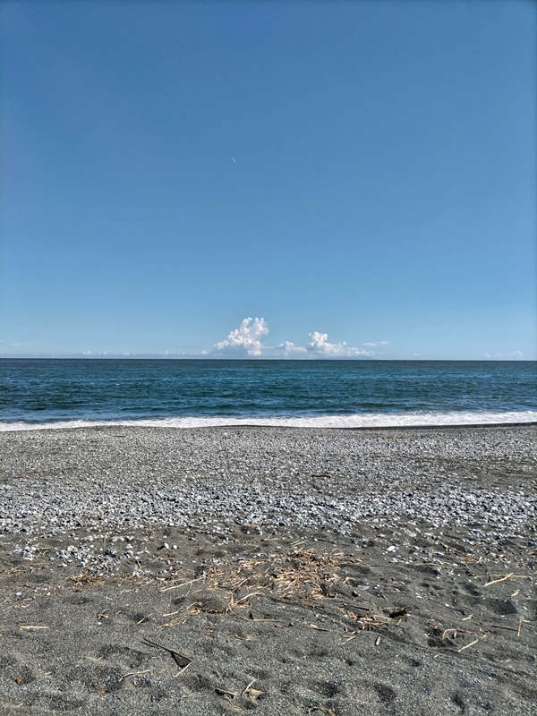 元引籠り撮影の小田原の御幸の浜海岸の海と砂浜と雲の様子