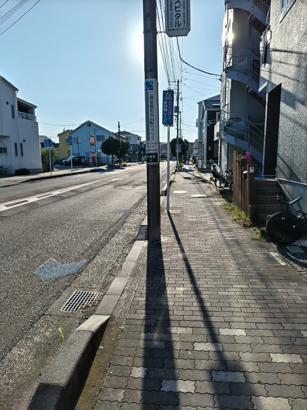 元引籠り撮影の早朝の東浜須賀バス停前の歩道