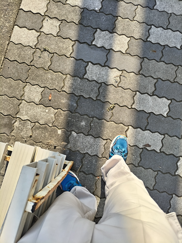 元引籠り撮影の青いスニーカーを履いた齋藤健一の早朝の姿