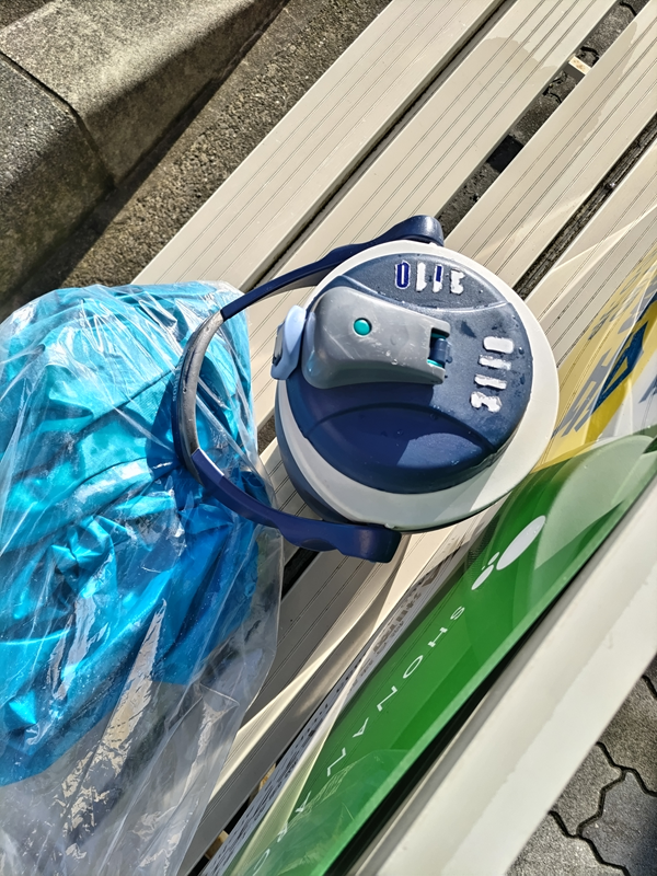 元ニートが用意した大きな水筒と青い雨合羽