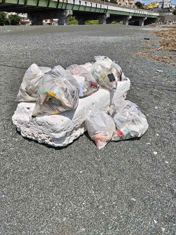 元ニートを含む作業員で集めた海岸に漂着した超大量の人工ゴミと白い物体