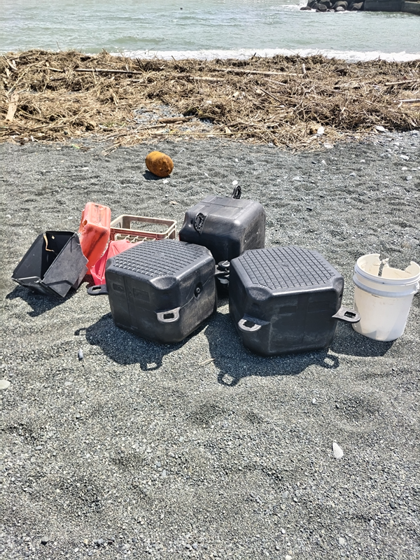 元引籠りが集めた三つの黒いプラスチックスの大きな人工ゴミその他を集めた様子