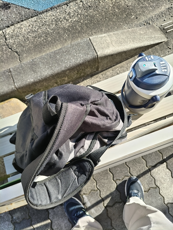 元引籠りニートが毎朝バス停のベンチに置いた水筒とリュック