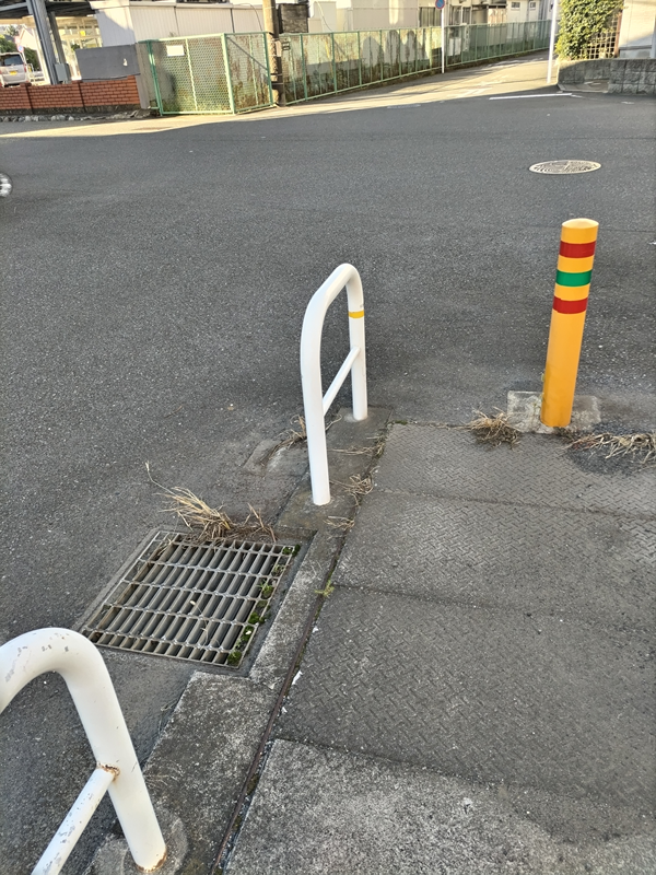 元引籠りが毎日歩いていた歩道の脇にあった白い柵と黄色い鉄柱