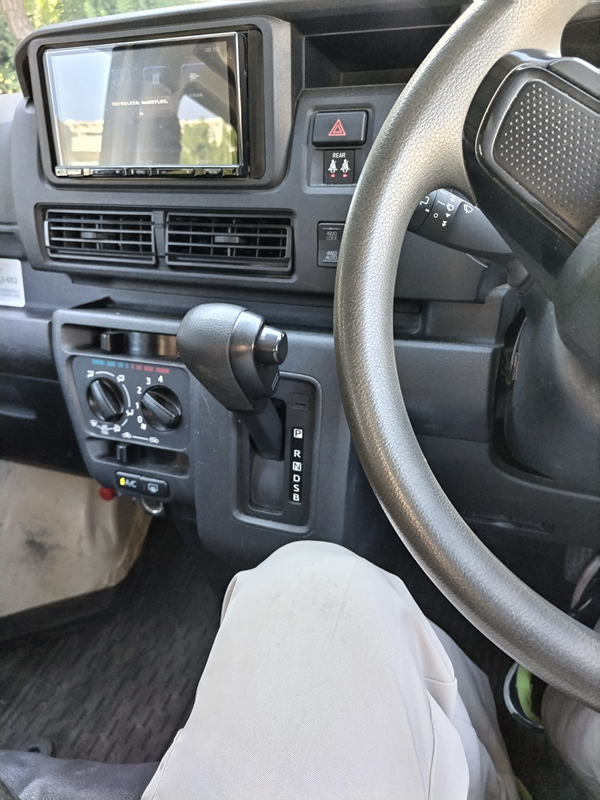 元引籠りが海岸清掃で乗っていた軽バンのナビとシフト