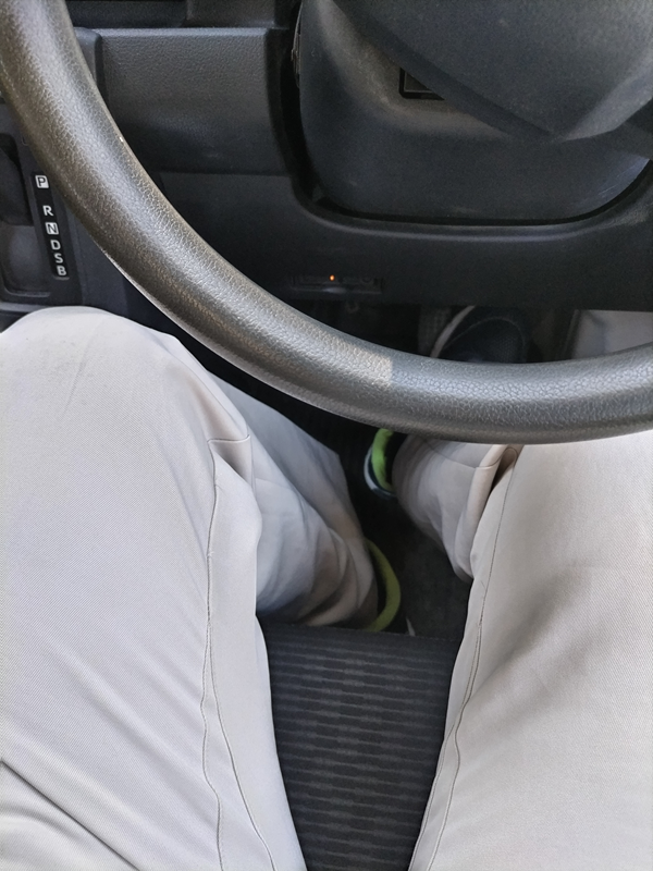 元引籠りが乗っていた軽バンのハンドルの下の部分