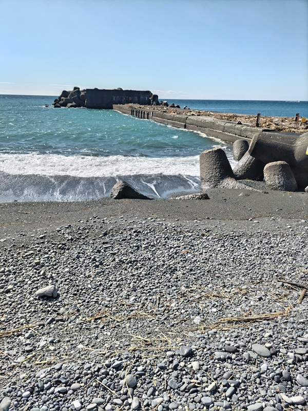 元引籠りが撮影した海岸清掃する現場の二宮町の梅沢海岸の突堤