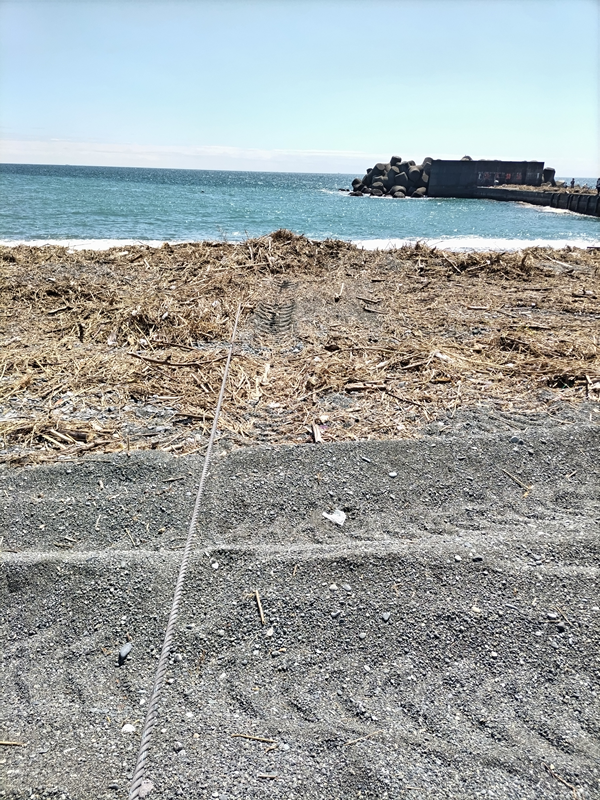 元引籠りが撮影した汚れた梅沢海岸と、張られたロープ