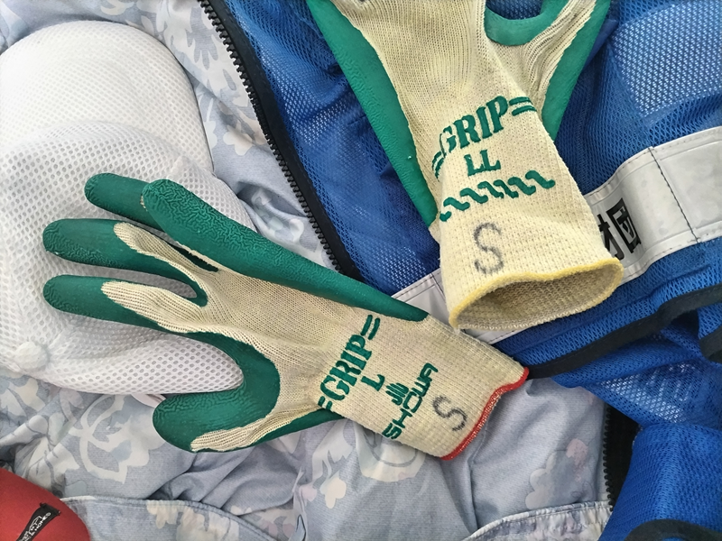 元ニート引籠りだった齋藤健一が洗った作業用手袋とベスト