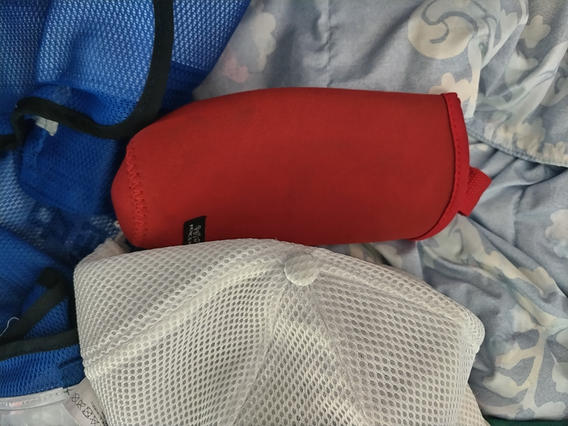 元引籠りだった齋藤健一が海岸清掃時につけていた赤いペットボトル入れ