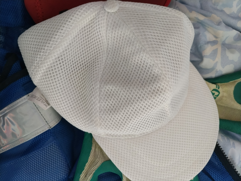 元引籠りが海岸清掃時につけていた白い帽子