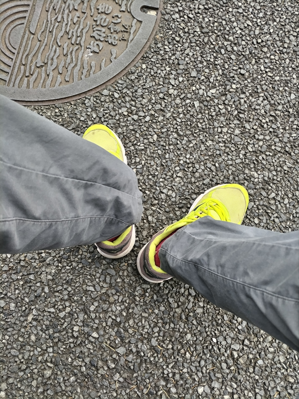 朝のベンチに座っていた、元ニートの脚