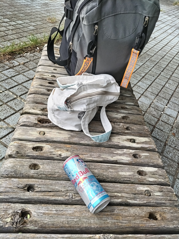 元引籠りニートの俺が見ていた木製ベンチと、その上に置かれた水色のレッドブル