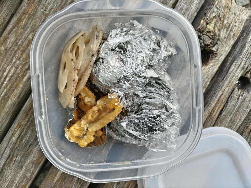 元ニート引籠りの俺が早朝に食べていたおにぎり二つと蓮根と揚げた魚