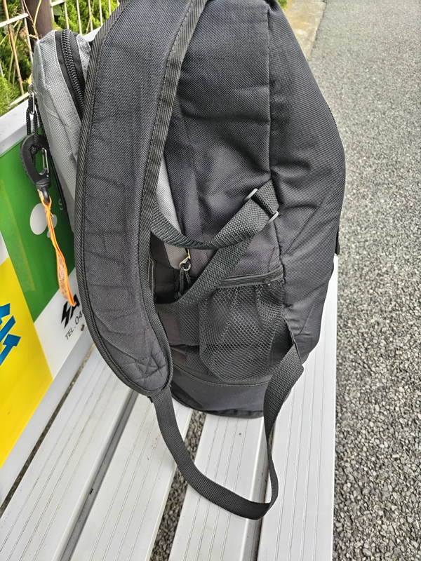 元ニート引籠りが朝に置いた白いベンチの上の黒いリュック