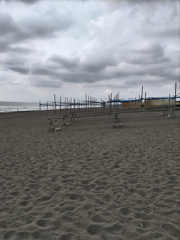 引きこもりだった齋藤健一撮影の辻堂辺りの砂浜にある漁師の施設