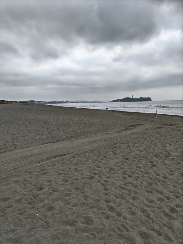 元引籠りニートの俺が見ていた辻堂海岸の砂浜と江の島の光景
