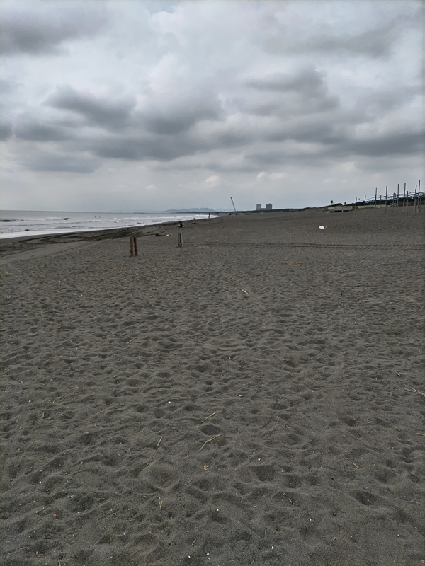 元ニート引籠り撮影の辻堂海岸辺りの曇り空と砂浜