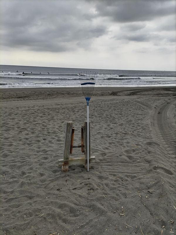 元引籠りニートの俺が砂浜に立てた熊手（辻堂海岸にて）