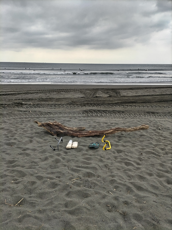 元ニート引籠りの俺が撮影した辻堂海岸の流木の近くに置かれたサーファーのビーチサンダルとサーフボード置き