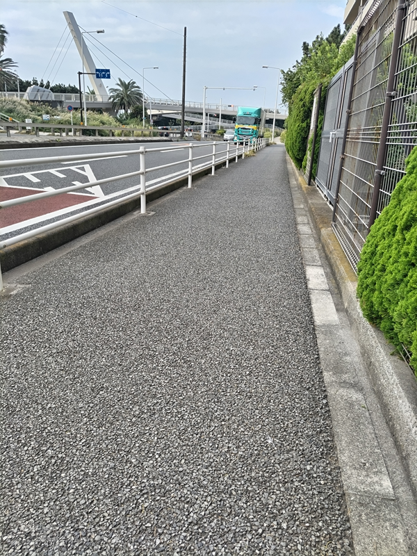元ニートの俺が見ていた海側へ続く歩道